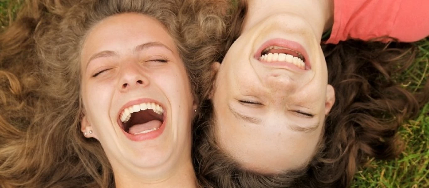 Πότε επιδιώκουμε νέες γνωριμίες και πότε θέλουμε τους δικούς μας ανθρώπους;